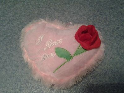 Лот: 3428977. Фото: 1. Мягкая игрушка в форме сердечка. Фигурки, статуэтки