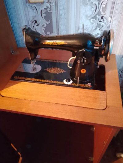 Лот: 25899255. Фото: 1. Швейная машинка. Швейная, вязальная