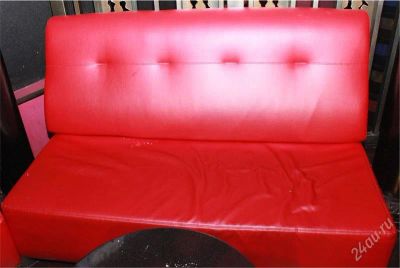 Лот: 1745793. Фото: 1. Диван красный 150 см б/у (кож... Кресла, пуфы