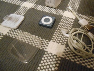 Лот: 5007323. Фото: 1. Ipod Shuffle =) Коробка-зарядка-бумажки... Плееры