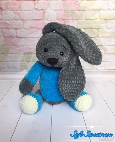 Лот: 13369906. Фото: 1. Плюшевый зайчик в кофточке и кедах... Мягкие