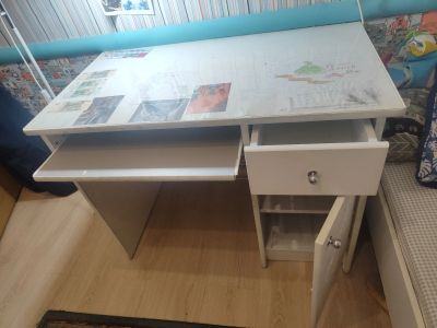 Лот: 25896209. Фото: 1. Стол письменный детский. Компьютерные и письменные столы