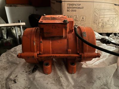 Лот: 25032002. Фото: 1. Вибродвигатель площадочный (Трехфазный... Электроинструмент