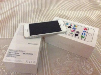 Лот: 7067368. Фото: 1. iPhone 5s silver 16gb. Смартфоны