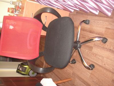 Лот: 21091498. Фото: 1. Офисное кресло с продуваемой спинкой... Стулья и кресла офисные