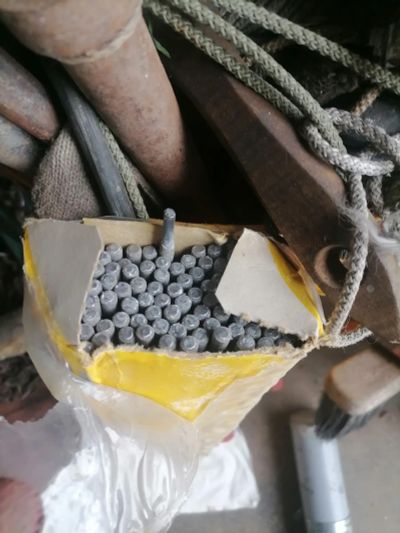 Лот: 25887169. Фото: 1. Электроды 4 мм одна пачка. Электроды, проволока для сварки