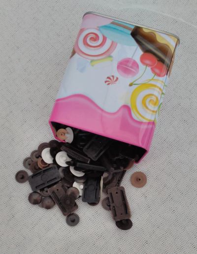 Лот: 12043017. Фото: 1. Заклепки на мебель в жестяной... Мебельная фурнитура и наполнители