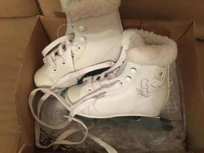 Лот: 6528367. Фото: 1. Коньки детские р. 28. Коньки