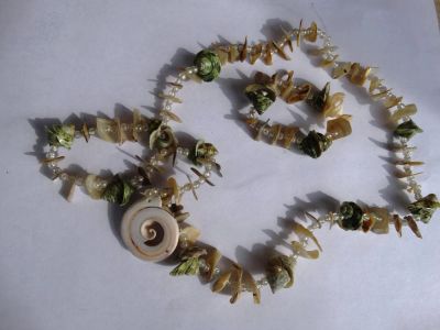 Лот: 7363618. Фото: 1. Комплект из морских ракушек: колье... Комплекты изделий