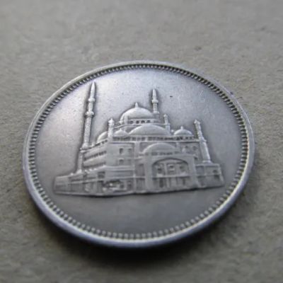 Лот: 20869451. Фото: 1. Монета 10 пиастр Египет 1984 мечеть... Африка