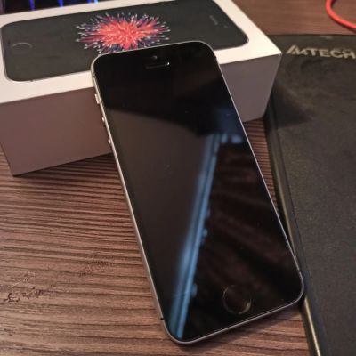 Лот: 15684759. Фото: 1. iPhone SE 32GB. Смартфоны