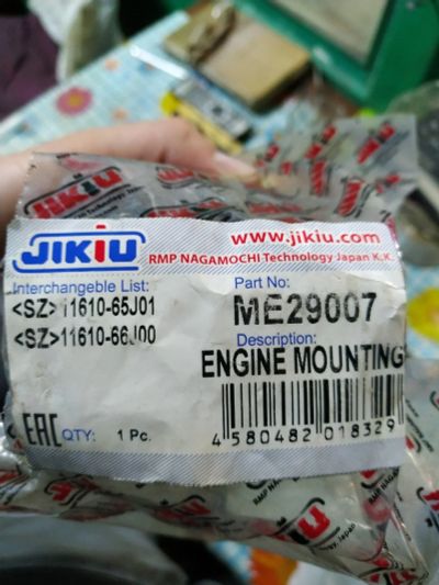 Лот: 13900504. Фото: 1. Подушка двигателя левая Suzuki... Двигатель и элементы двигателя