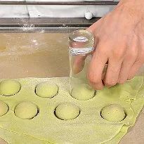 Лот: 4625431. Фото: 1. пельмешки с лососем и сыром. Полуфабрикаты