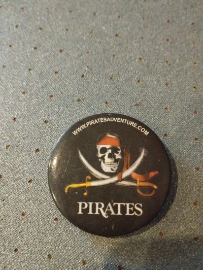 Лот: 19543302. Фото: 1. Значек "Pirates". Сувенирные