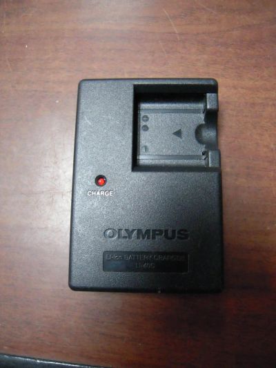 Лот: 6026061. Фото: 1. Зарядка для фотоаппарата Olympus... Аккумуляторы, зарядные