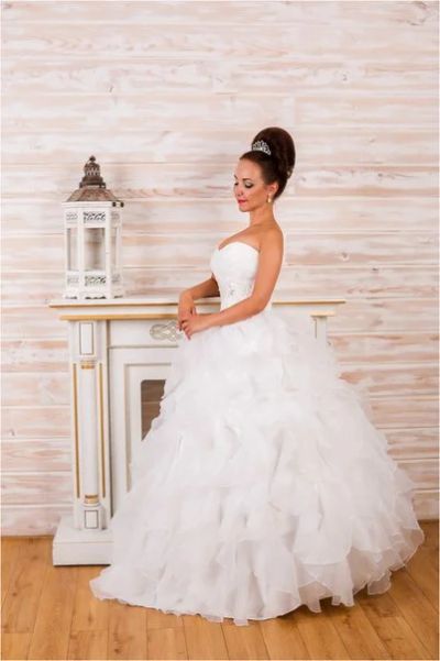 Лот: 4299431. Фото: 1. Свадебное платье новое 28. Свадебные платья