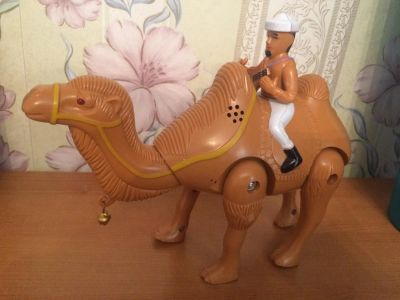 Лот: 8088917. Фото: 1. Игрушка верблюд с наездником... Музыкальные