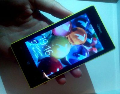 Лот: 7837071. Фото: 1. Смартфон nokia lumia 520 yellow. Смартфоны