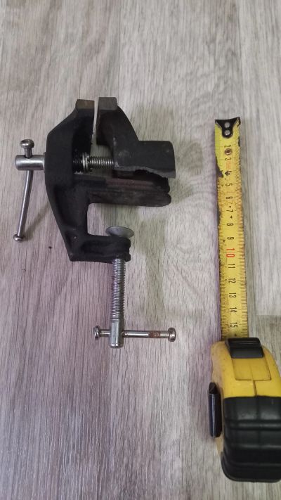 Лот: 25884245. Фото: 1. Тиски маленькие неисправно. Ручной инструмент