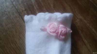 Лот: 12113437. Фото: 1. Носки белые с атласными розами... Чулочно-носочные изделия