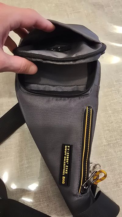 Лот: 25899987. Фото: 1. Мужская сумка-слинг серого цвета. Сумки