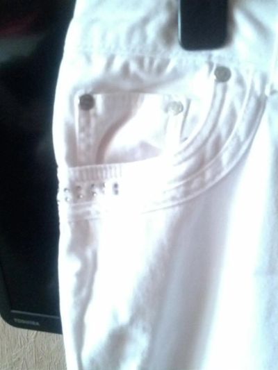 Лот: 5897385. Фото: 1. Джинсы белые со стразами 50-52. Джинсы