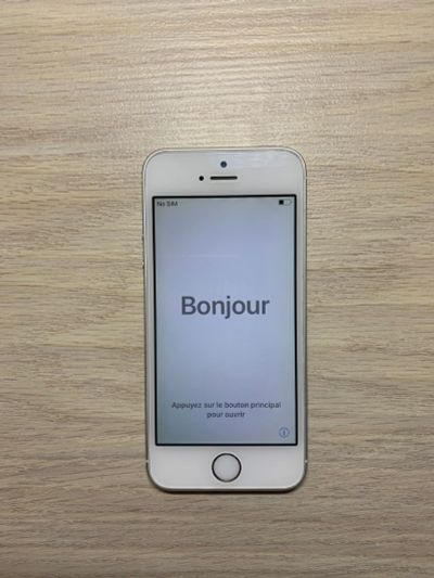 Лот: 15932343. Фото: 1. IPhone SE 64gb Silver. Смартфоны