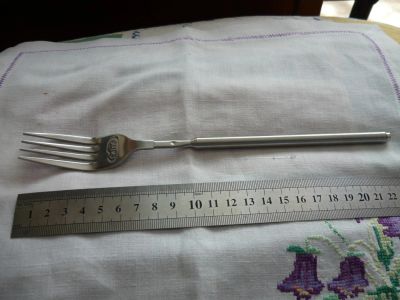 Лот: 9854330. Фото: 1. Вилка 54 см.,столовая складная... Столовые приборы, ножи
