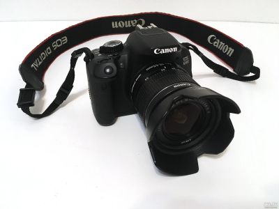 Лот: 13296589. Фото: 1. Зеркальный фотоаппарат Canon EOS... Цифровые зеркальные