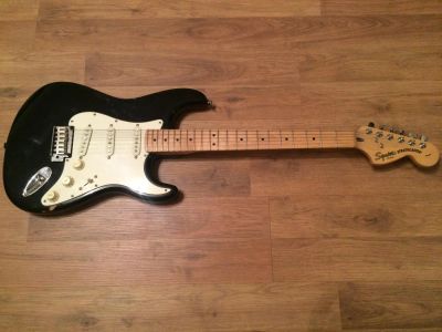 Лот: 4731192. Фото: 1. Гитара Squier by Fender stratocaster. Световое оборудование