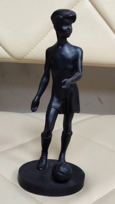 Лот: 25888688. Фото: 1. Статуэтка. Юный Футболист. Чугун... Предметы интерьера и быта