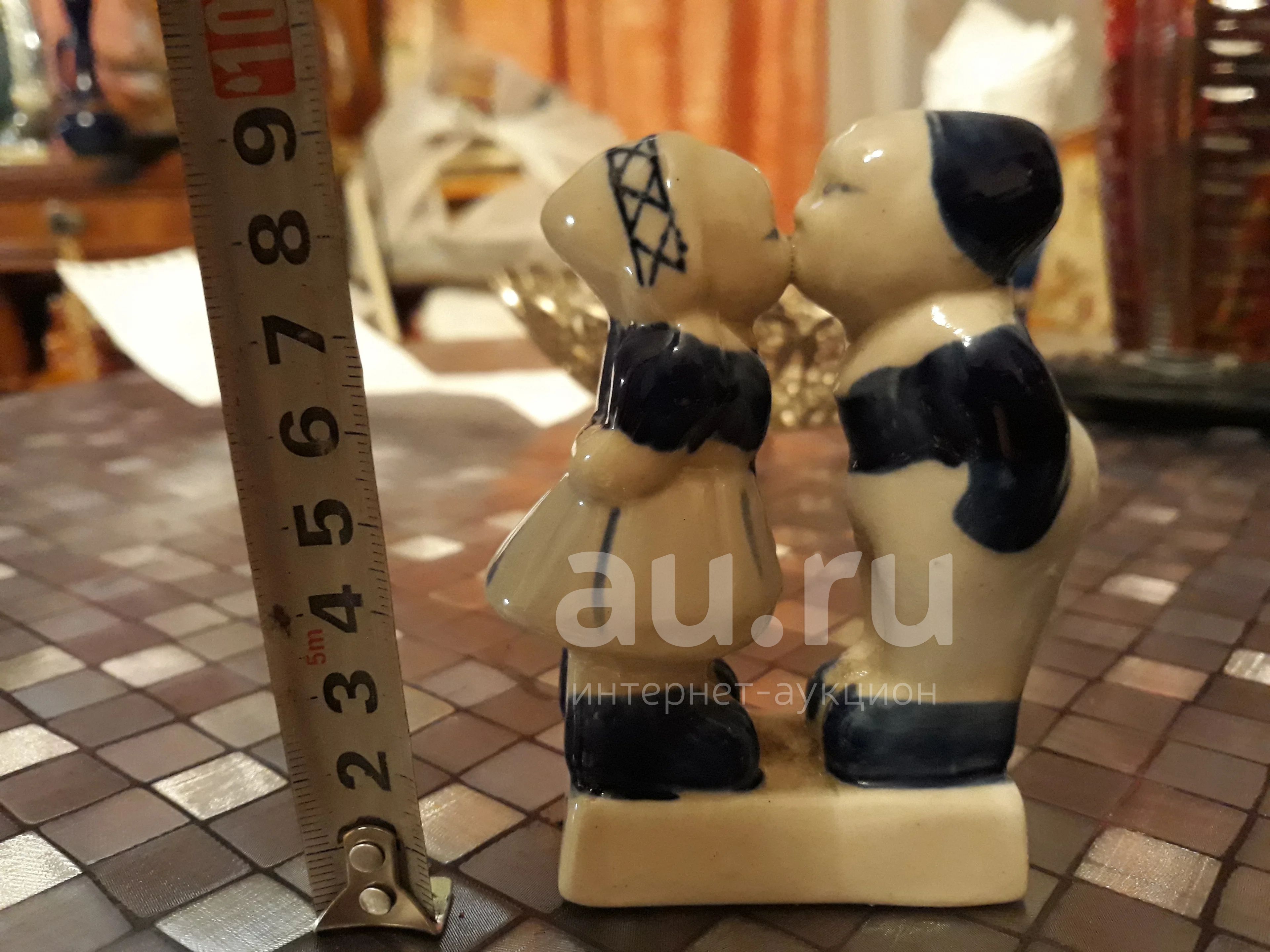 Школьницы целуются 