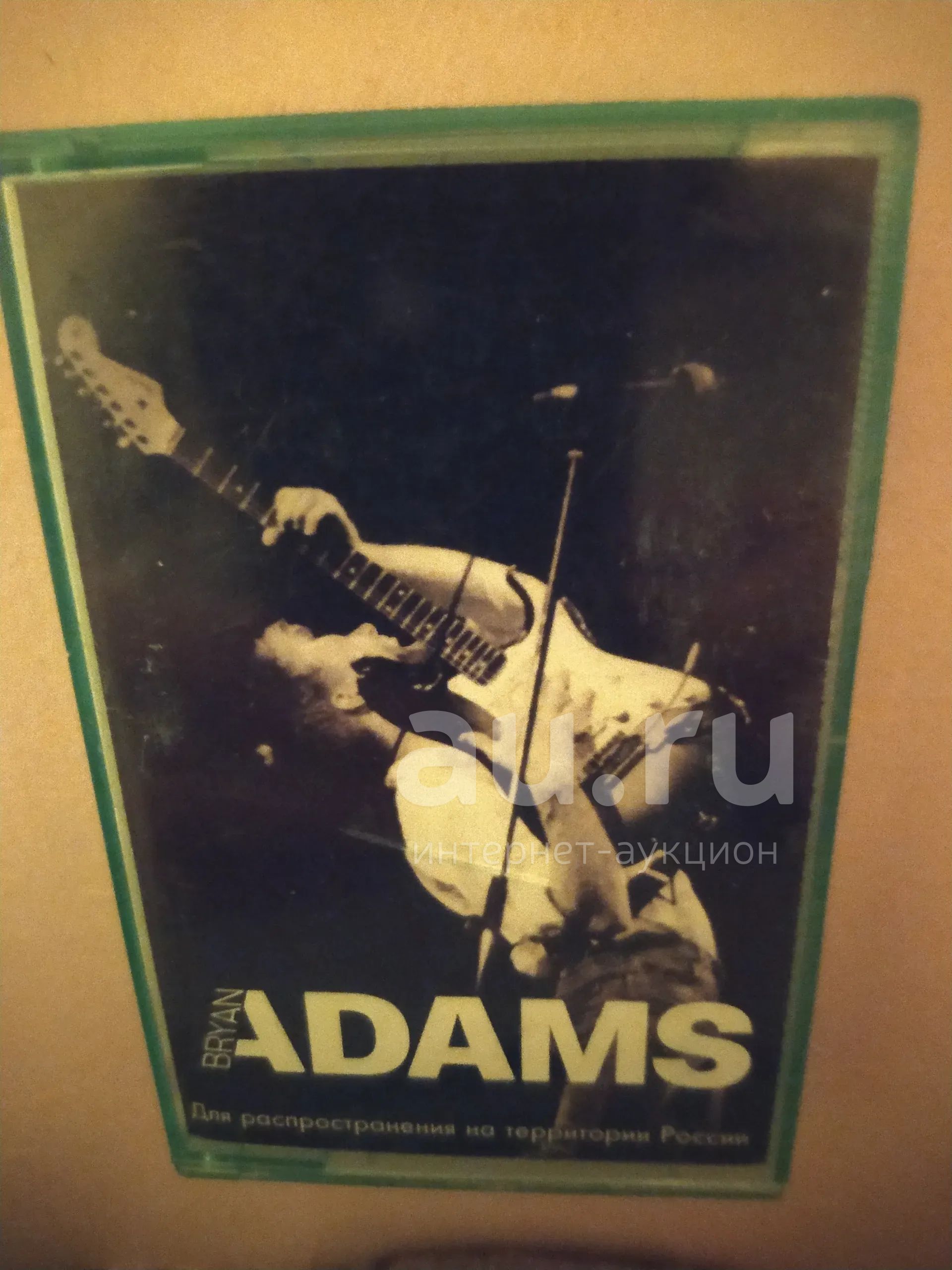 where does bryan adams live - Ilustrasi 2