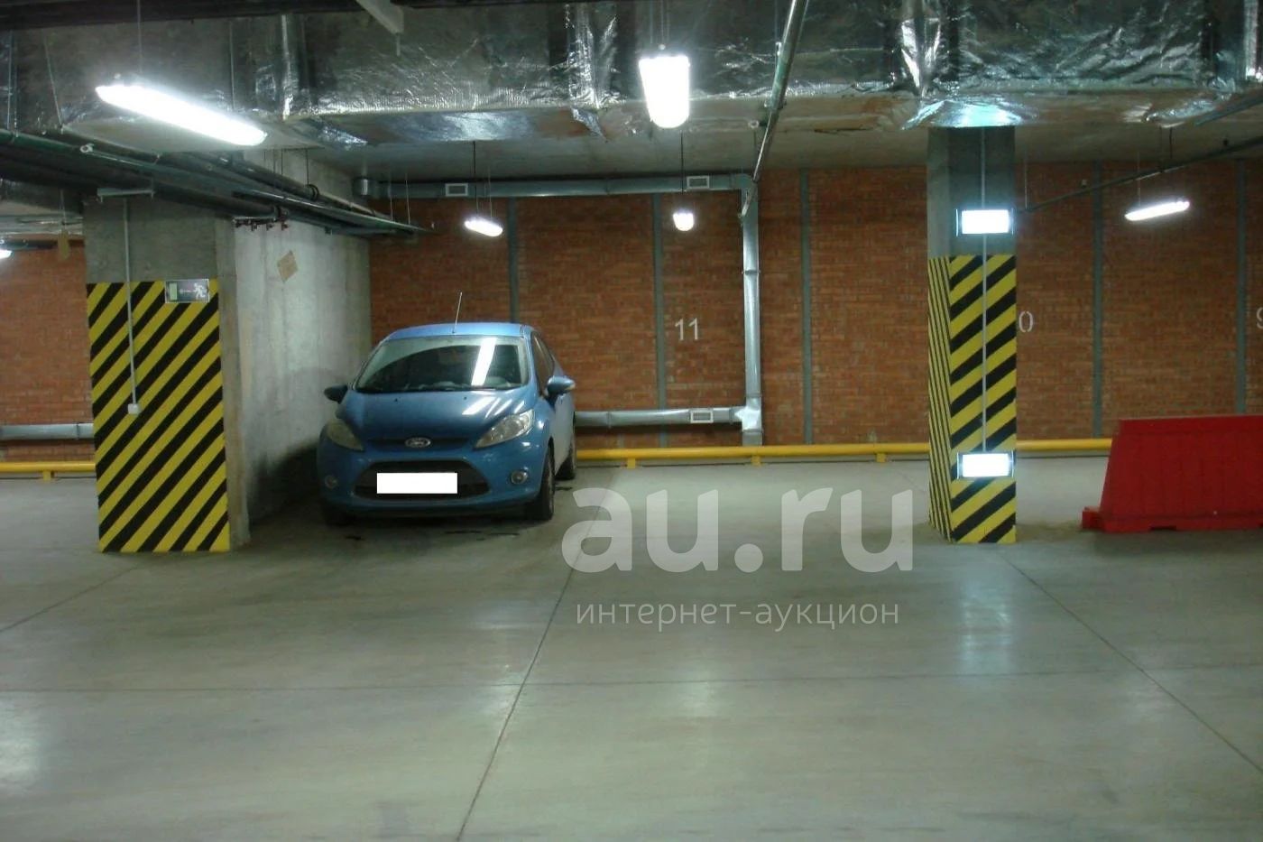 Машиноместа красноярск. Фото в подземной парковке зелёная БМВ 444 56 регион.