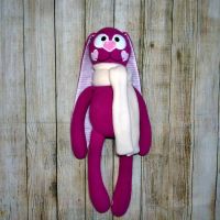 Лот: 9730309. Фото: 2. Заяц из флиса малиновый_. Игрушки