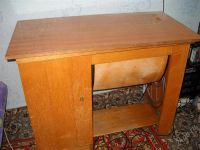 Лот: 935529. Фото: 2. Швейная машина на станине. Мелкая бытовая техника