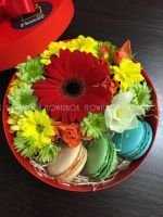 Лот: 7121774. Фото: 3. FlowerBox с макарунами (гербера... Сувениры, подарки