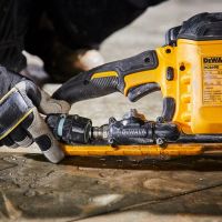 Лот: 14527095. Фото: 7. Машина отрезная DeWALT DCS690N...