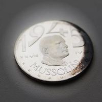 Лот: 21735001. Фото: 2. 20 лир 1945 "Бенито Муссолини... Монеты