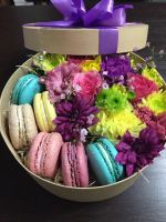 Лот: 7121718. Фото: 3. FlowerBox с макарунами (хризантема... Сувениры, подарки