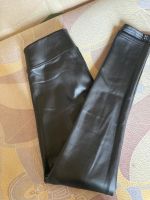 Лот: 25359734. Фото: 2. Кожаные леггинсы. Женская одежда