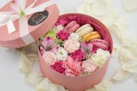 Лот: 7452433. Фото: 2. FlowerBox с макарунами (роза... Цветы, букеты