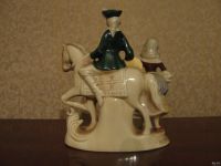 Лот: 17950201. Фото: 2. Фарфоровая фигурка Пара с лошадью. Антиквариат