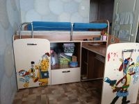 Лот: 20522756. Фото: 3. Кровать детская+стол+шкафчик. Мебель