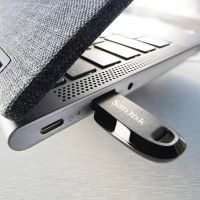 Лот: 22024647. Фото: 2. Флешка USB SanDisk Ultra Curve... Носители информации