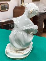 Лот: 18620679. Фото: 3. Статуэтка фарфор Вышивальщица... Коллекционирование, моделизм