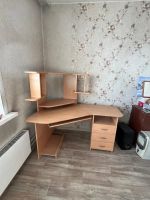 Лот: 25857847. Фото: 2. Стол компьютерный угловой с полкой. Офисная мебель и домашние кабинеты