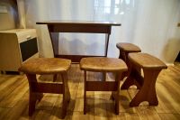 Лот: 14768195. Фото: 2. Удобный кухонный стол и 4 мягкие... Кухонная мебель