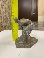 Лот: 17558474. Фото: 3. Фигурка. Рабочий с камнем. Силумин... Сувениры, подарки