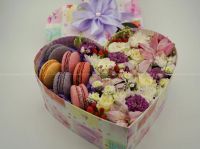 Лот: 6947384. Фото: 2. FlowerBox с макарунами (хризантема... Цветы, букеты